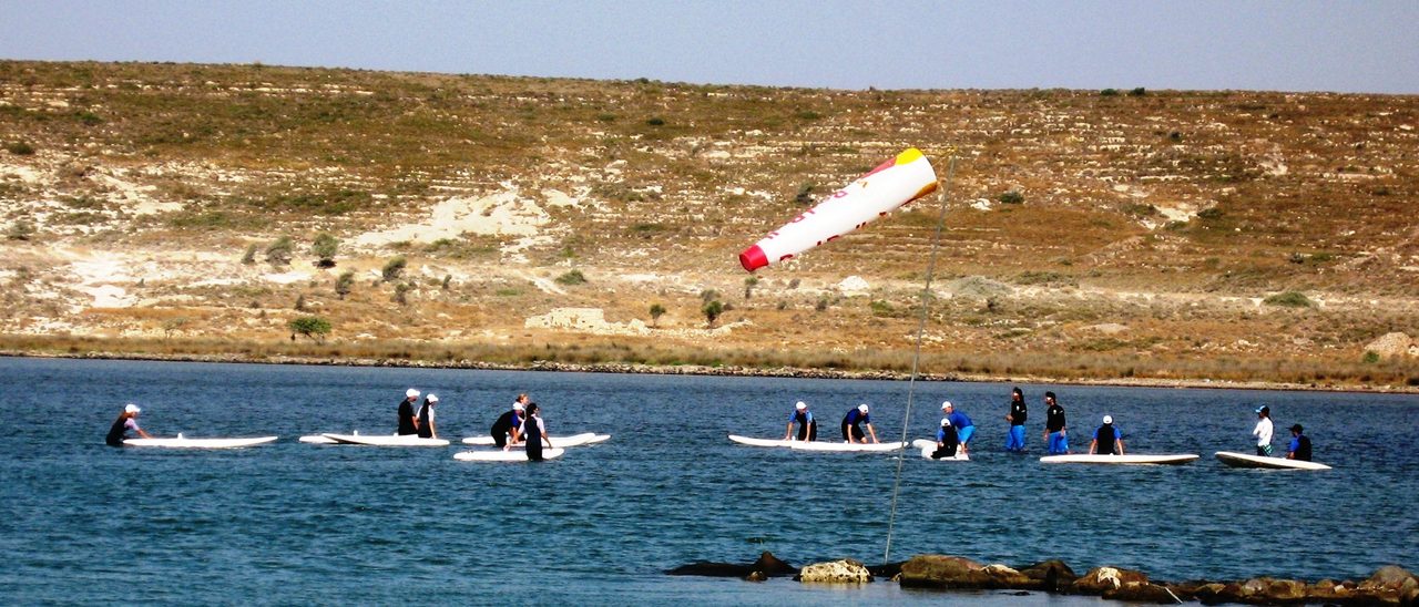 Koyda su sporları etkinliği — uzaktan görünüm