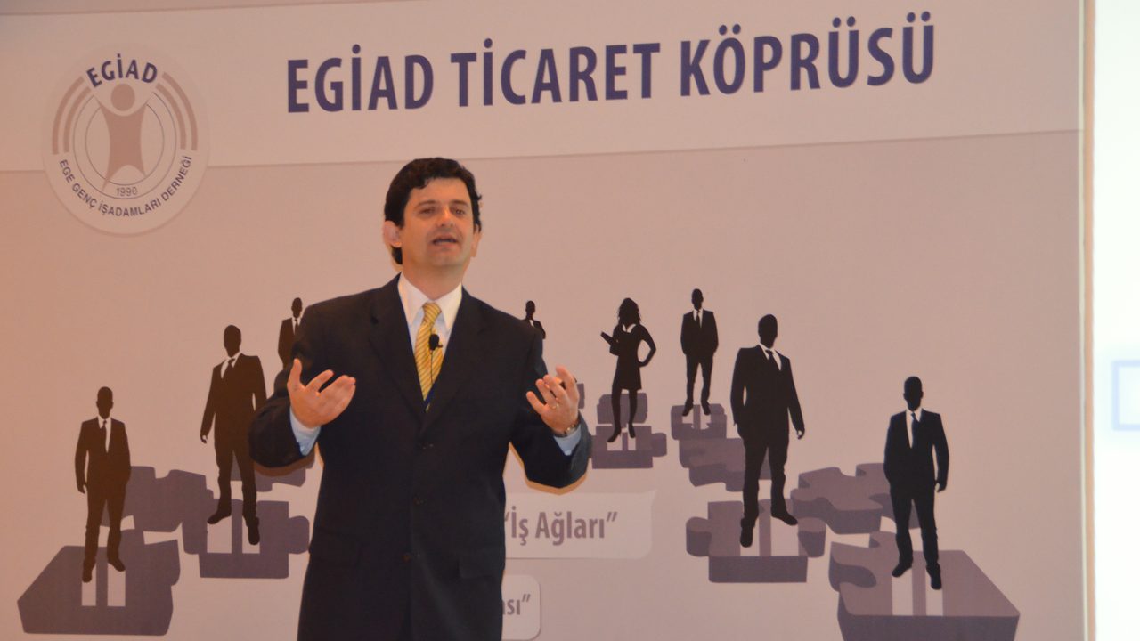 Serkan Özizmir sahnede sunum yaparken
