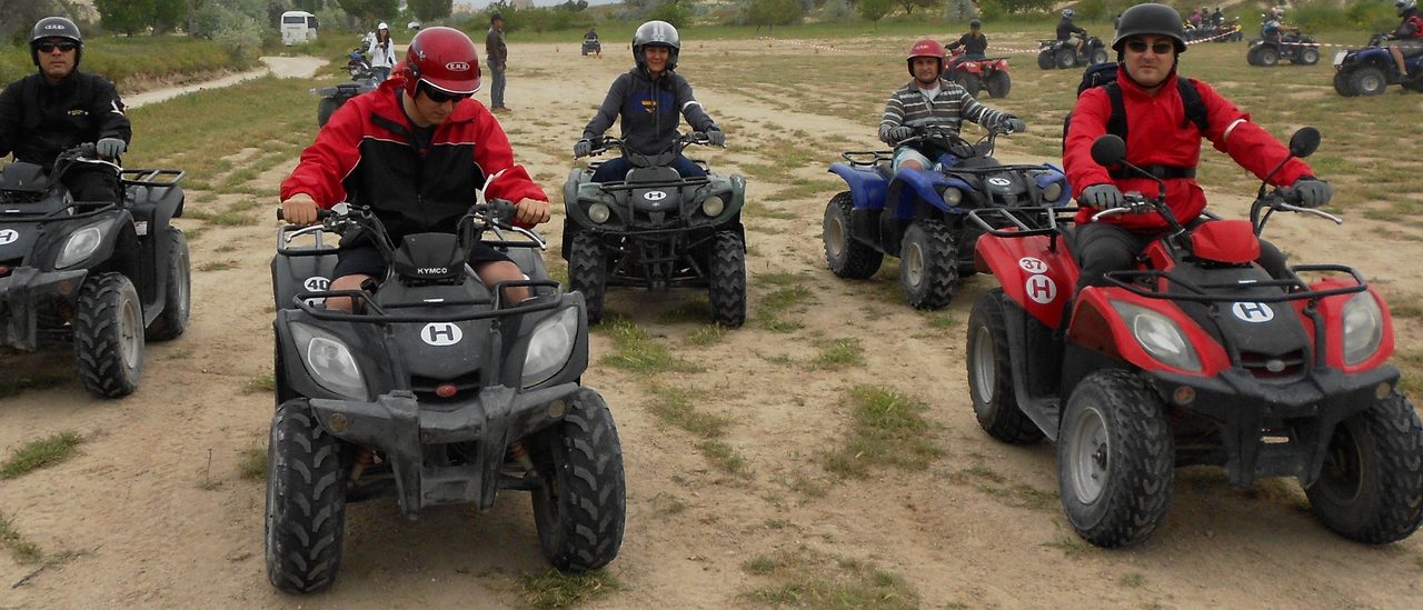 Kasklı sürücülerle ATV takım etkinliği