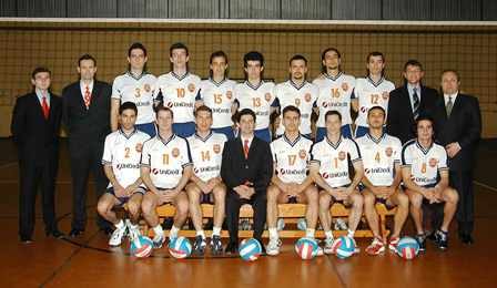 Çalıştırdığı voleybol takımının kadro fotoğrafı