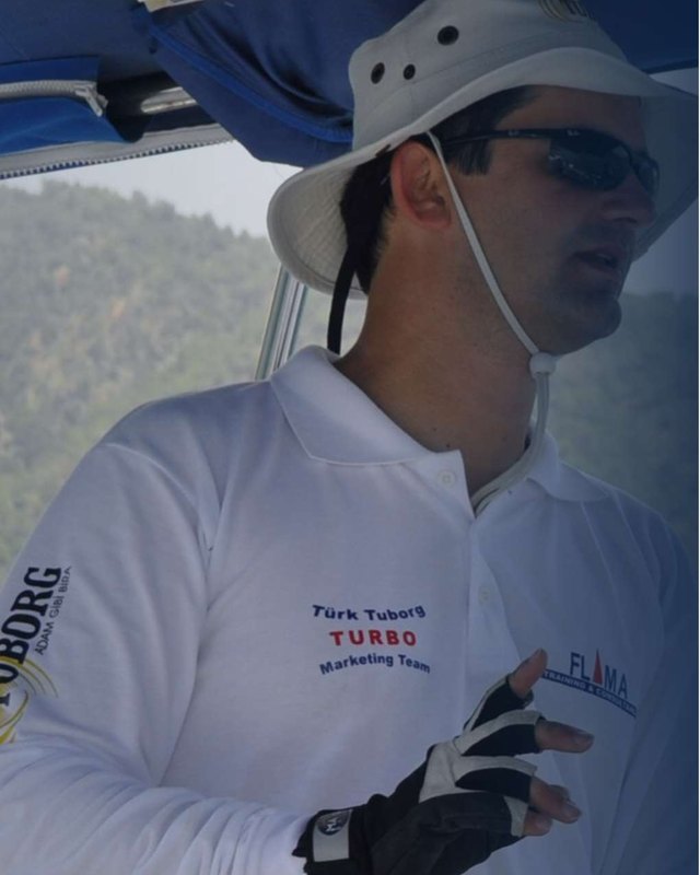 Teknede güneş şapkası ve eldivenle çalışan eğitmen