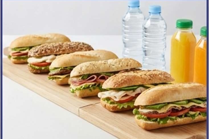 Sandviç ve içeceklerden oluşan ikramlar