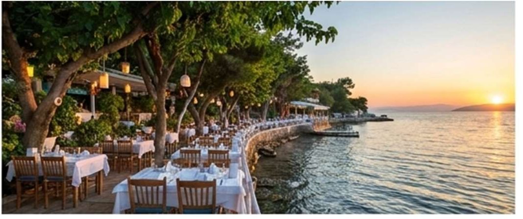 Deniz kıyısında gün batımında kurulmuş balıkçı masaları